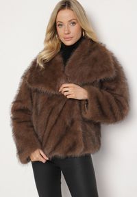 Born2be - Brązowa Kurtka Futerko z Szerokim Kołnierzem Vertilira. Okazja: na co dzień. Kolor: brązowy. Materiał: futro. Sezon: zima. Styl: elegancki, casual, klasyczny, wizytowy #4