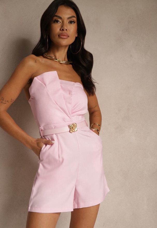 Renee - Różowy Kombinezon Bandeau z Paskiem z Klamrą Zdobiony Zakładkami Silianea. Okazja: na co dzień. Kolor: różowy. Materiał: jeans. Długość rękawa: bez rękawów. Wzór: aplikacja. Styl: klasyczny, casual
