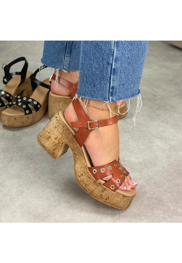 Brązowe skórzane sandały damskie na platformie Porronet 3178. Okazja: na co dzień. Zapięcie: pasek. Kolor: brązowy. Wzór: aplikacja. Materiał: skóra. Sezon: wiosna, lato. Obcas: na platformie. Styl: elegancki, casual. Wysokość obcasa: średni