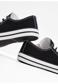 bonprix - Sneakersy. Kolor: czarny