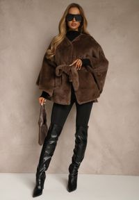 Renee - Brązowe Futerkowe Ponczo Ozdobione Paskiem Monareva. Okazja: na co dzień. Kolor: brązowy. Materiał: jeans. Wzór: aplikacja. Styl: casual, elegancki #3