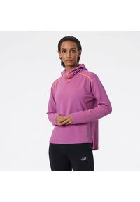 Bluza New Balance WT21286MP2 – fioletowa. Kolor: fioletowy. Materiał: skóra, poliester, tkanina. Wzór: napisy. Sezon: zima, jesień. Sport: fitness #1