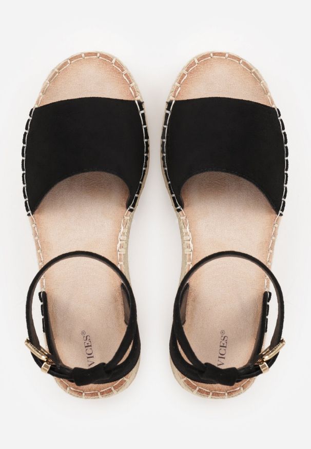 Born2be - Czarne Sandały VICES z Imitacji Zamszu na Niskim Koturnie z Plecionki Miralyn. Okazja: na co dzień, na imprezę. Zapięcie: pasek. Kolor: czarny. Materiał: zamsz. Sezon: lato. Obcas: na koturnie. Styl: casual, elegancki