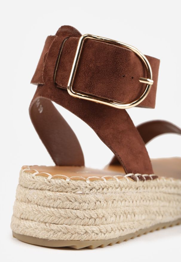 Born2be - Ciemnobrązowe Sandały z Ozdobą Klamrą i Jutową Platformą Riseth. Okazja: na co dzień. Zapięcie: klamry. Kolor: brązowy. Wzór: aplikacja. Obcas: na platformie. Styl: casual, elegancki