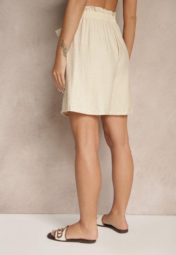 Renee - Beżowe Szorty z Wiskozy High Waist Ozdobione Paskiem Lumilirae. Okazja: na co dzień. Stan: podwyższony. Kolor: beżowy. Materiał: wiskoza. Wzór: aplikacja. Sezon: lato. Styl: casual, elegancki
