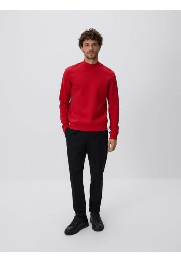 Reserved - Bluza ze stójką - czerwony. Typ kołnierza: kołnierzyk stójkowy. Kolor: czerwony. Materiał: bawełna, dzianina