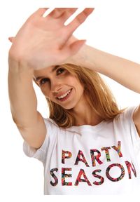 DRYWASH - Dopasowany t-shirt damski z kolorowym nadrukiem. Kolor: biały. Długość rękawa: krótki rękaw. Długość: krótkie. Wzór: nadruk, kolorowy. Sezon: lato. Styl: klasyczny, wakacyjny #4