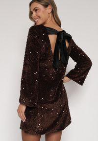 Born2be - Brązowa Cekinowa Sukienka z Odkrytymi Plecami i Wiązaniem Diadina. Kolor: brązowy. Materiał: wiskoza, elastan, futro. Wzór: aplikacja. Styl: wizytowy, elegancki #1