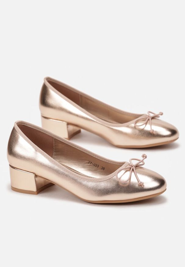 Renee - Szampańskie Czółenka na Niewysokim Obcasie z Subtelną Kokardką Ottaviama. Okazja: na spotkanie biznesowe, do pracy. Kolor: złoty. Obcas: na obcasie. Styl: biznesowy. Wysokość obcasa: średni