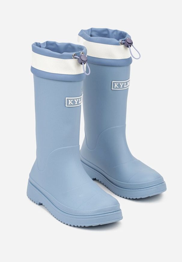 Renee - Niebieskie Kalosze Ozdobione Napisem ze Ściągaczem przy Cholewce Voslia. Okazja: na spacer. Kolor: niebieski. Materiał: jeans. Szerokość cholewki: normalna. Wzór: napisy, aplikacja. Styl: klasyczny