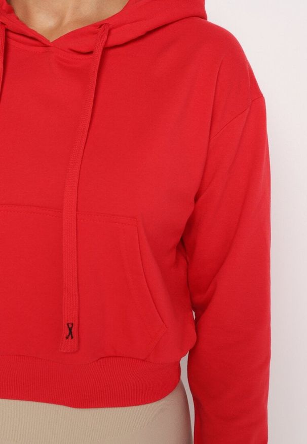 Born2be - Czerwona Bluza z Dodatkiem Bawełny z Kapturem Wykończona Ściągaczami Evista. Okazja: na spotkanie biznesowe, na co dzień. Typ kołnierza: kaptur. Kolor: czerwony. Materiał: bawełna. Styl: elegancki, biznesowy, casual