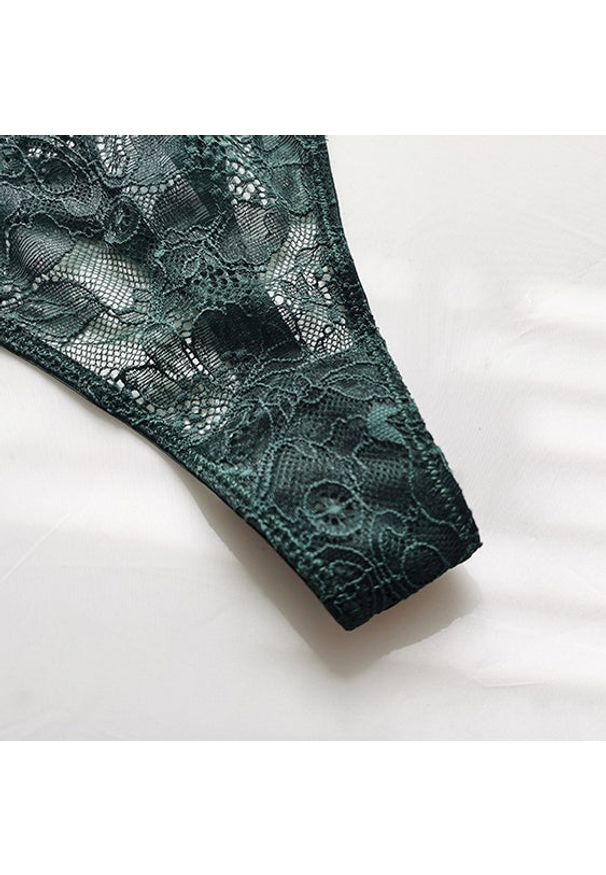 Intica - Stringi koronkowe z cyrkoniami na specjalne okazje Lovisa. Kolor: czerwony. Materiał: koronka. Wzór: aplikacja