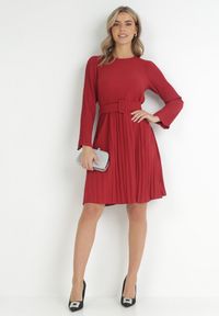 Born2be - Bordowa Sukienka Plisowana z Paskiem Flyne. Kolor: czerwony. Długość rękawa: długi rękaw. Styl: elegancki. Długość: mini #4