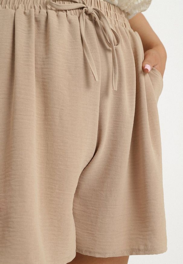 Born2be - Beżowe Szorty z Wysokim Stanem i Gumką w Pasie Mevaraia. Stan: podwyższony. Kolekcja: plus size. Kolor: beżowy. Sezon: lato. Styl: klasyczny, elegancki