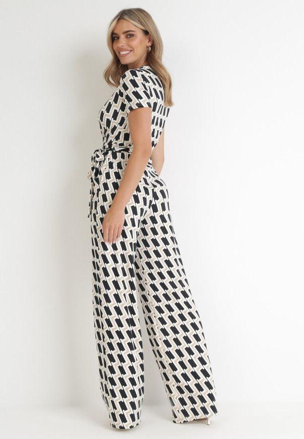 Born2be - Beżowy Kombinezon w Geometryczny Wzór z Długimi Nogawkami i Materiałowym Paskiem Marty. Kolor: beżowy. Materiał: materiał. Długość rękawa: krótki rękaw. Długość: długie. Wzór: geometria. Sezon: wiosna, lato