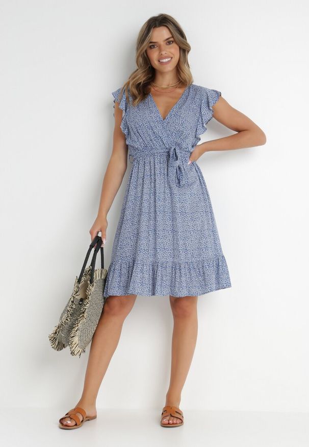 Born2be - Niebieska Sukienka z Paskiem Rartho. Typ kołnierza: kołnierz z falbankami. Kolor: niebieski. Materiał: wiskoza, materiał. Wzór: kwiaty, nadruk. Typ sukienki: rozkloszowane, kopertowe. Długość: mini