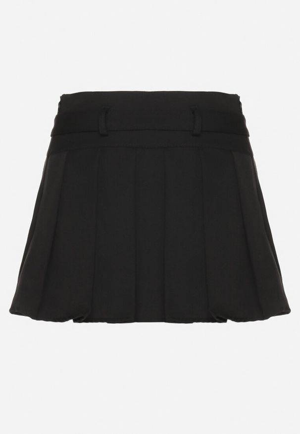 Born2be - Czarne Szorty Spódnica w Stylu Preppy Plisowane z Niskim Stanem Rominita. Okazja: na co dzień. Stan: obniżony. Kolor: czarny. Styl: elegancki, casual