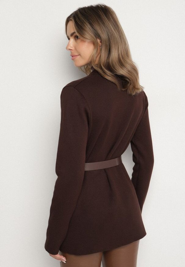 Born2be - Brązowy Kardigan z Wiskozą na Guziki Ozdobiony Paskiem z Metaliczną Klamrą Sallinatia. Okazja: na co dzień. Kolor: brązowy. Materiał: wiskoza. Wzór: aplikacja. Styl: casual, elegancki