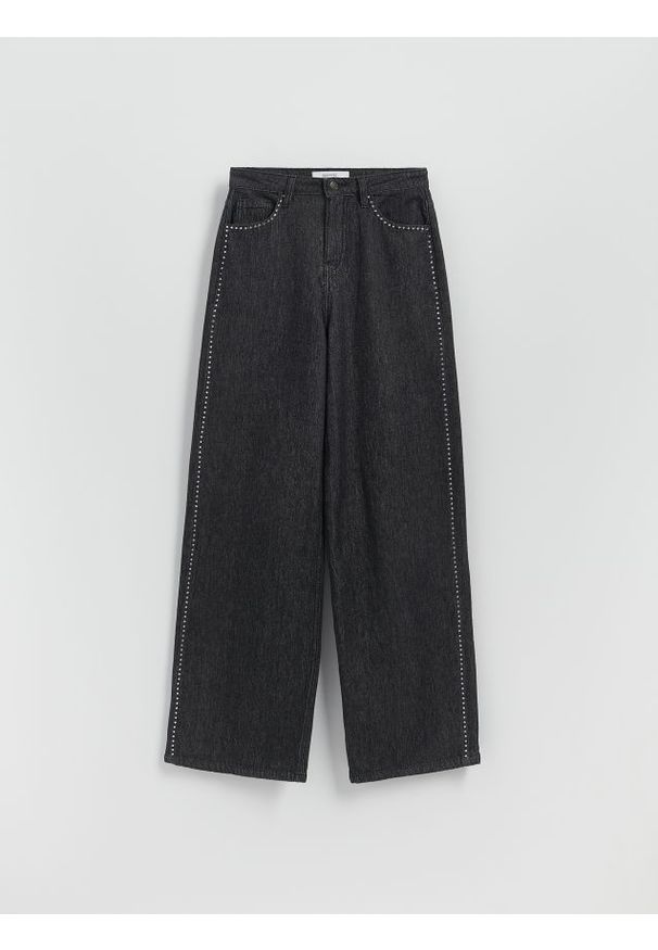 Reserved - Jeansy wide leg z aplikacjami - szary. Kolor: szary. Wzór: aplikacja