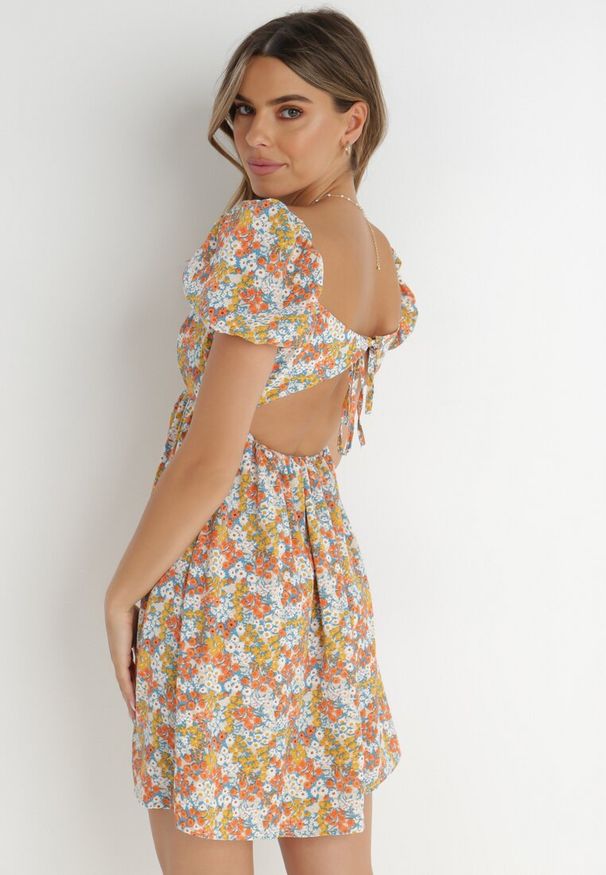 Born2be - Beżowo-Pomarańczowa Sukienka Konmey. Typ kołnierza: dekolt kwadratowy. Kolor: beżowy. Wzór: kwiaty. Sezon: lato. Styl: retro. Długość: mini