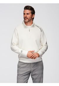 Ombre Clothing - Męska bluza z rozpinaną wysoką stójką i kontrastowym nadrukiem – ecru V2 - Rozmiar: L. Okazja: na co dzień. Typ kołnierza: kołnierzyk stójkowy. Materiał: satyna, poliester, materiał, dzianina, elastan, wiskoza. Długość rękawa: raglanowy rękaw. Długość: krótkie. Wzór: nadruk. Styl: casual, sportowy, elegancki