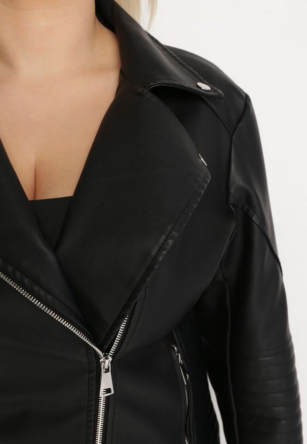 Born2be - Czarna Kurtka Ramoneska z Ekoskóry z Ozdobnymi Paskami na Napy Bellassa. Typ kołnierza: kołnierzyk stójkowy. Kolekcja: plus size. Kolor: czarny. Wzór: paski