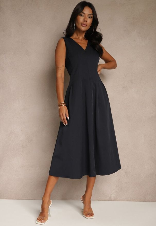 Renee - Granatowa Rozkloszowana Sukienka z Dekoltem w Kształcie Litery V Agilia. Okazja: na spacer. Typ kołnierza: dekolt w kształcie V. Kolor: niebieski. Sezon: lato