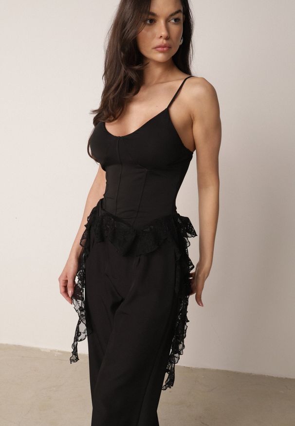 Born2be - Czarna Bluzka z Wiskozą i Koronkowym Dołem Himenore. Okazja: na urodziny, na imprezę. Typ kołnierza: kołnierz z falbankami. Kolor: czarny. Materiał: wiskoza, koronka. Długość rękawa: na ramiączkach. Długość: krótkie. Wzór: koronka. Styl: elegancki