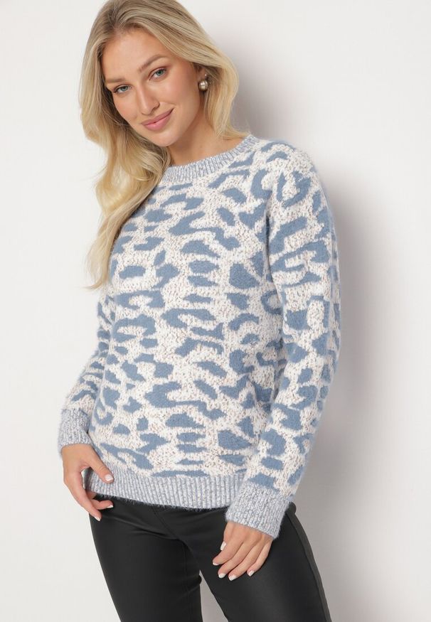 Born2be - Szaro-Niebieski Sweter z Wełną o Klasycznym Kroju Zdobiony Wzorem w Cętki Zinarisa. Kolor: niebieski. Materiał: wełna. Wzór: aplikacja. Sezon: zima. Styl: klasyczny