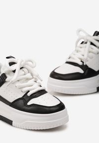 Born2be - Biało-Czarne Sneakersy na Grubej Podeszwie z Perforacją z Gumową Odczepianą Ozdobą Faer. Kolor: biały. Materiał: guma. Wzór: aplikacja #4