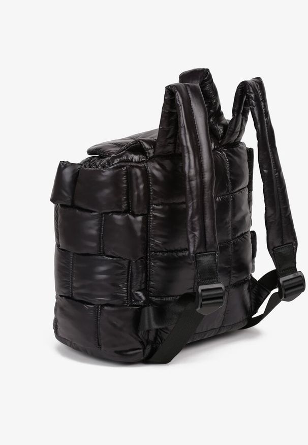 Born2be - Czarny Pikowany Plecak w Stylu Puffer z Klapą i Ściągaczem Ruvitte. Kolor: czarny. Materiał: dzianina, jeans, materiał. Styl: casual