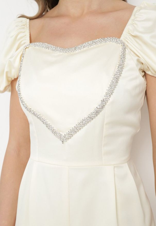 Born2be - Jasnobeżowy Krótki Kombinezon ze Zdobieniem z Cyrkonii w Kształcie Serca Nanthelle. Kolor: beżowy. Długość: krótkie. Wzór: aplikacja