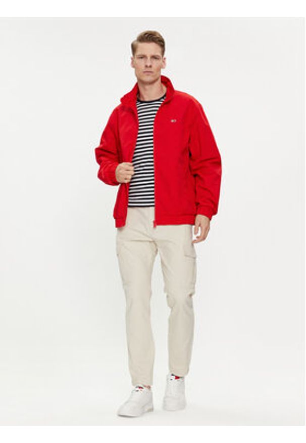 Tommy Jeans Kurtka bomber Essential DM0DM17982 Czerwony Regular Fit. Kolor: czerwony. Materiał: syntetyk