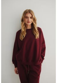 Marsala - Bluza damska z HAFTEM w kolorze BURGUNDY - PHENIX-UNI. Materiał: bawełna, dzianina, poliester, dresówka. Wzór: haft