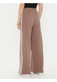 Adidas - adidas Spodnie dresowe 3-Stripes JC5762 Beżowy Wide Leg. Kolor: beżowy. Materiał: bawełna #5