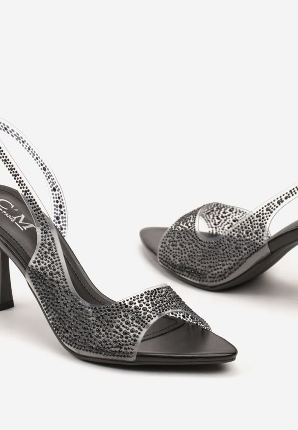 Born2be - Czarne Sandały na Niskim Obcasie z Otwatrym Noskiem i Cyrkoniami Rialia. Okazja: na co dzień. Nosek buta: otwarty. Kolor: czarny. Sezon: lato. Obcas: na obcasie. Styl: casual, elegancki, wizytowy. Wysokość obcasa: niski