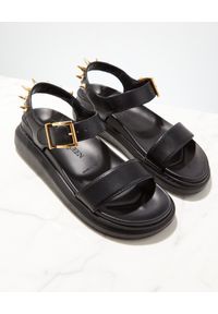 Alexander McQueen - ALEXANDER MCQUEEN - Czarne sandały z ćwiekami. Zapięcie: pasek. Kolor: czarny. Materiał: guma. Wzór: aplikacja