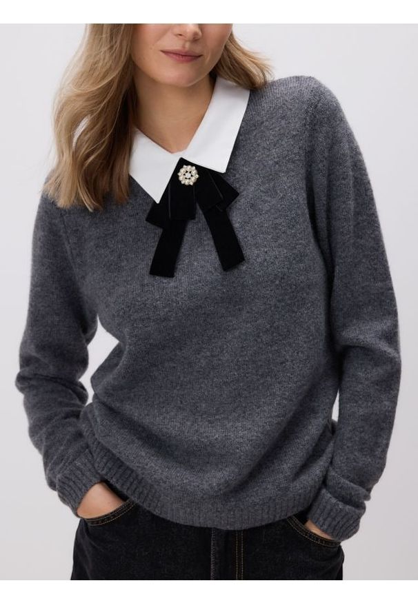 Reserved - Sweter z ozdobnym kołnierzem - szary. Kolor: szary. Materiał: dzianina