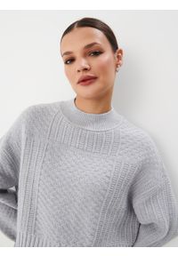 Mohito - Szary sweter z ozdobnym splotem - Jasny szary. Kolor: szary. Wzór: ze splotem #2
