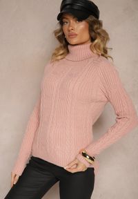 Renee - Różowy Casualowy Golf z Wiskozą i Ozdobnym Splotem Aledi. Okazja: na co dzień. Typ kołnierza: golf. Kolor: różowy. Materiał: wiskoza. Długość rękawa: długi rękaw. Długość: długie. Wzór: ze splotem. Styl: casual