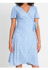 Sinsay - Kopertowa sukienka z wiązaniem i kwiatowym printem - błękitny. Kolor: niebieski. Wzór: kwiaty, nadruk. Typ sukienki: kopertowe #1