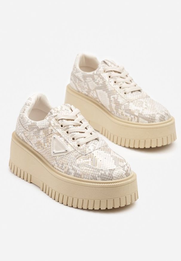 Renee - Beżowe Sneakersy na Platformie z Tłoczeniem Ozdobione Wężowym Printem Halinea. Okazja: na co dzień. Kolor: beżowy. Materiał: jeans. Wzór: aplikacja, nadruk. Obcas: na platformie