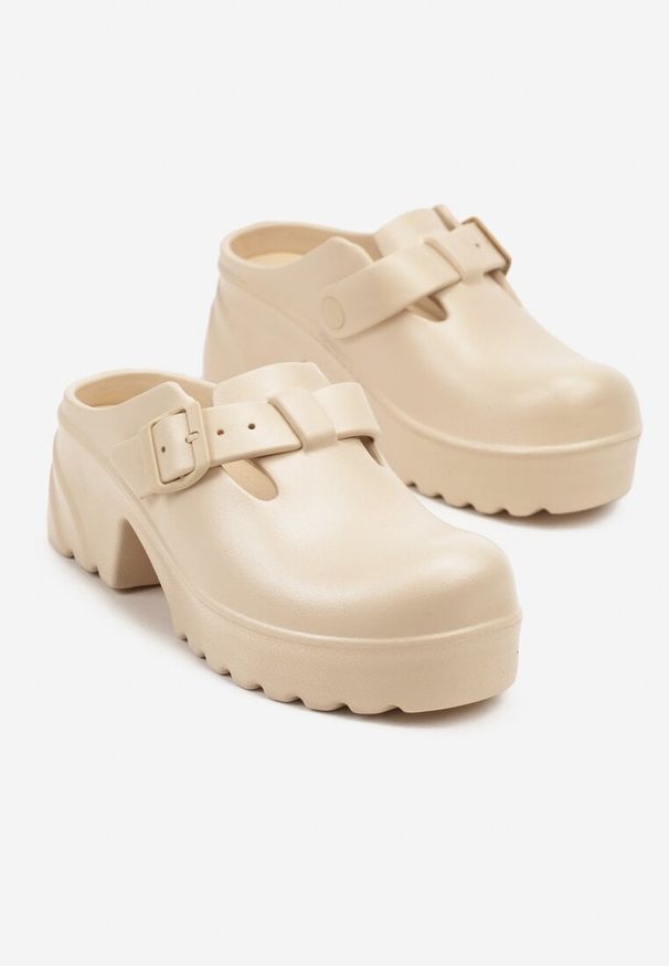 Born2be - Beżowe Klapki na Grubej Podeszwie z Klamrą Ralunella. Okazja: na spacer, na co dzień. Kolor: beżowy. Materiał: dresówka. Styl: elegancki, casual, klasyczny