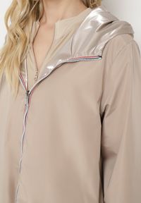 Born2be - Beżowa Przejściowa Kurtka Dwustronna z Kapturem i Metalicznym Połyskiem Tashta. Typ kołnierza: kaptur. Kolekcja: plus size. Kolor: beżowy #2