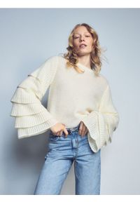 Reserved - Sweter z ozdobnymi rękawami - kremowy. Kolor: kremowy. Materiał: dzianina, wełna #1