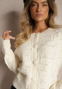Renee - Jasnobeżowy Pudełkowy Kardigan z Wełną i Wiskozą o Tłoczonym Splocie Vaitra. Kolor: beżowy. Materiał: wiskoza, wełna. Długość rękawa: długi rękaw. Długość: długie. Wzór: ze splotem. Styl: wizytowy, elegancki #4