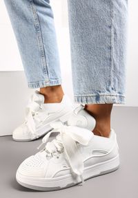 Renee - Białe Sneakersy z Dekoracyjnym Sznurowaniem i Wstawką na Języku Cristen. Kolor: biały