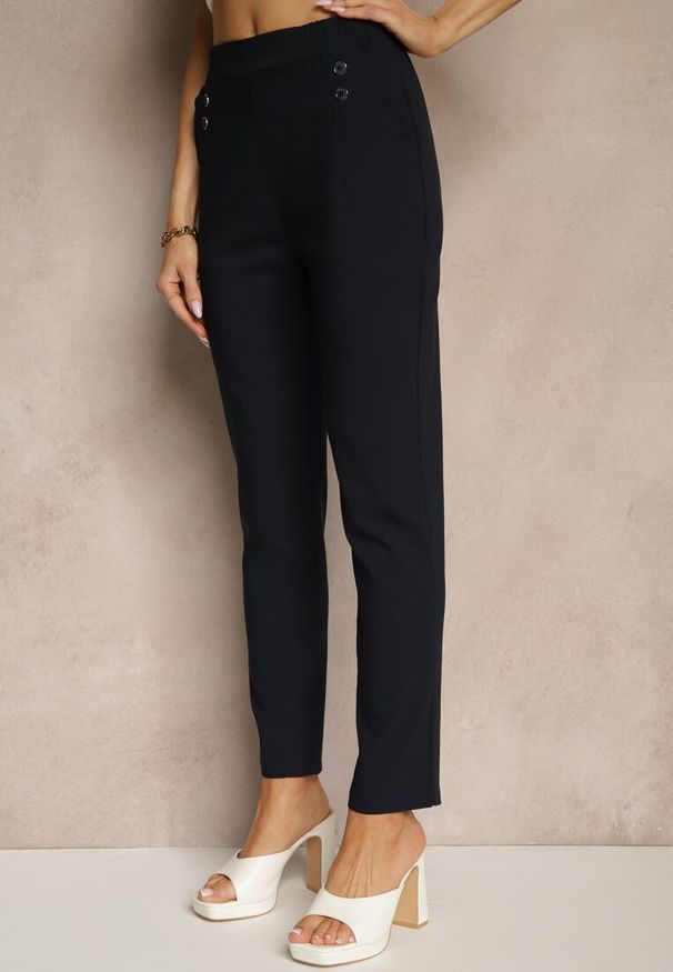 Renee - Granatowe Spodnie z Wiskozą High Waist z Ozdobnymi Guzikami Redillia. Okazja: na co dzień, na spotkanie biznesowe. Stan: podwyższony. Kolor: niebieski. Materiał: wiskoza. Styl: biznesowy, klasyczny, elegancki, casual