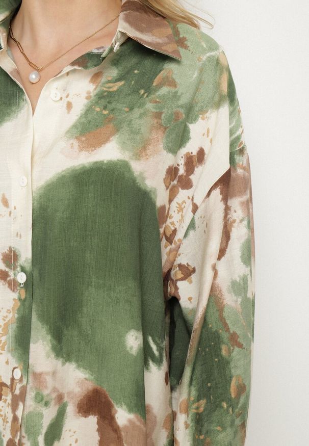 Born2be - Zielona Sukienka Koszulowa Oversize z Wiskozy w Abstrakcyjny Wzór Gonania. Okazja: na co dzień. Typ kołnierza: kołnierzyk klasyczny. Kolor: zielony. Materiał: wiskoza. Długość rękawa: długi rękaw. Typ sukienki: oversize, koszulowe. Styl: elegancki, casual, klasyczny