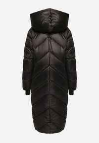 Born2be - Czarna Kurtka z Pikowanymi Przeszyciami Kapturem i Asymetrycznym Zapięciem Hedirida. Okazja: na co dzień, do pracy, na spotkanie biznesowe. Kolor: czarny. Materiał: jeans, zamsz, dzianina. Styl: biznesowy, klasyczny, casual, elegancki #7